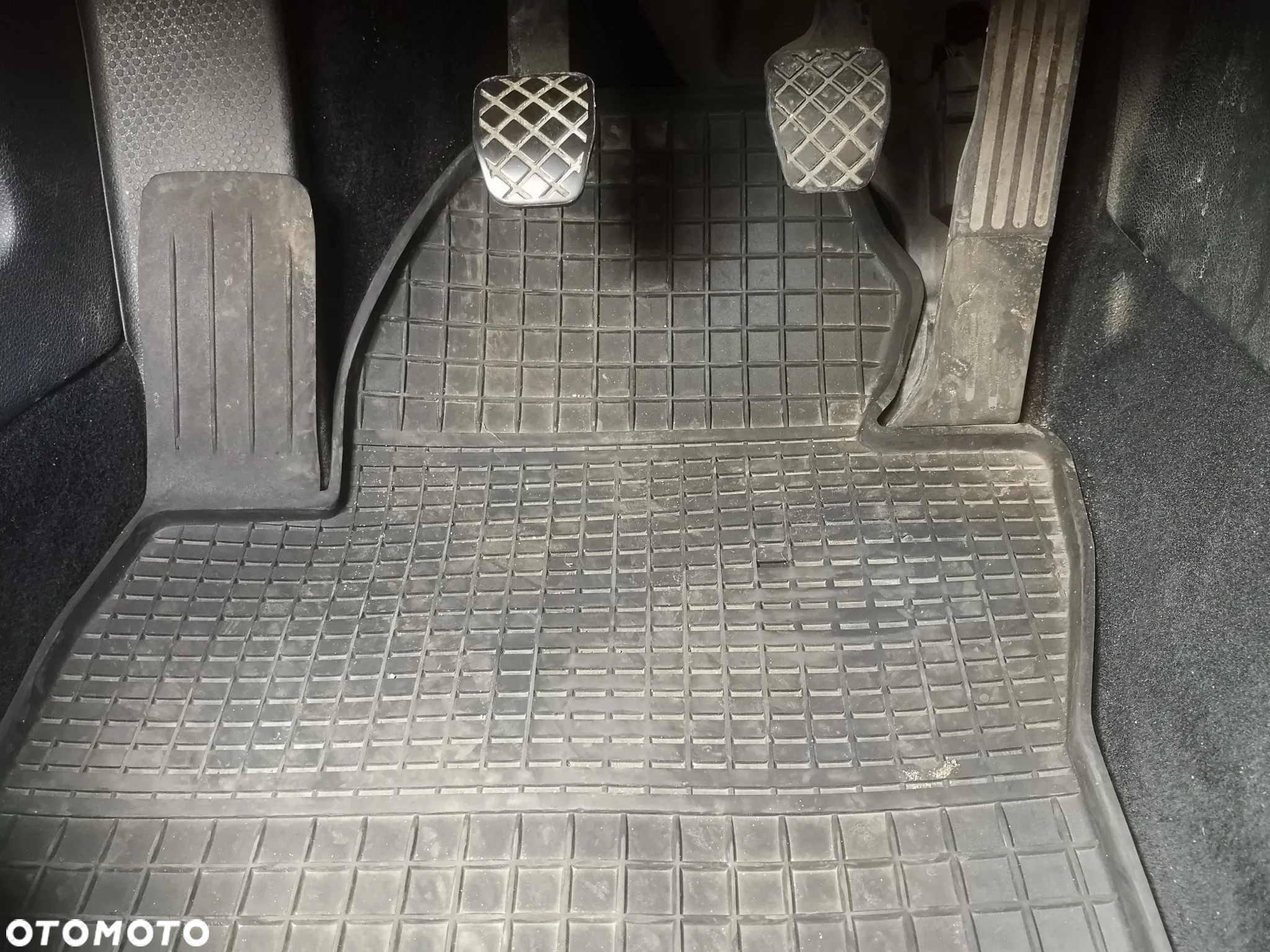 Volkswagen Golf VI 1.6 TDI Highline - 16