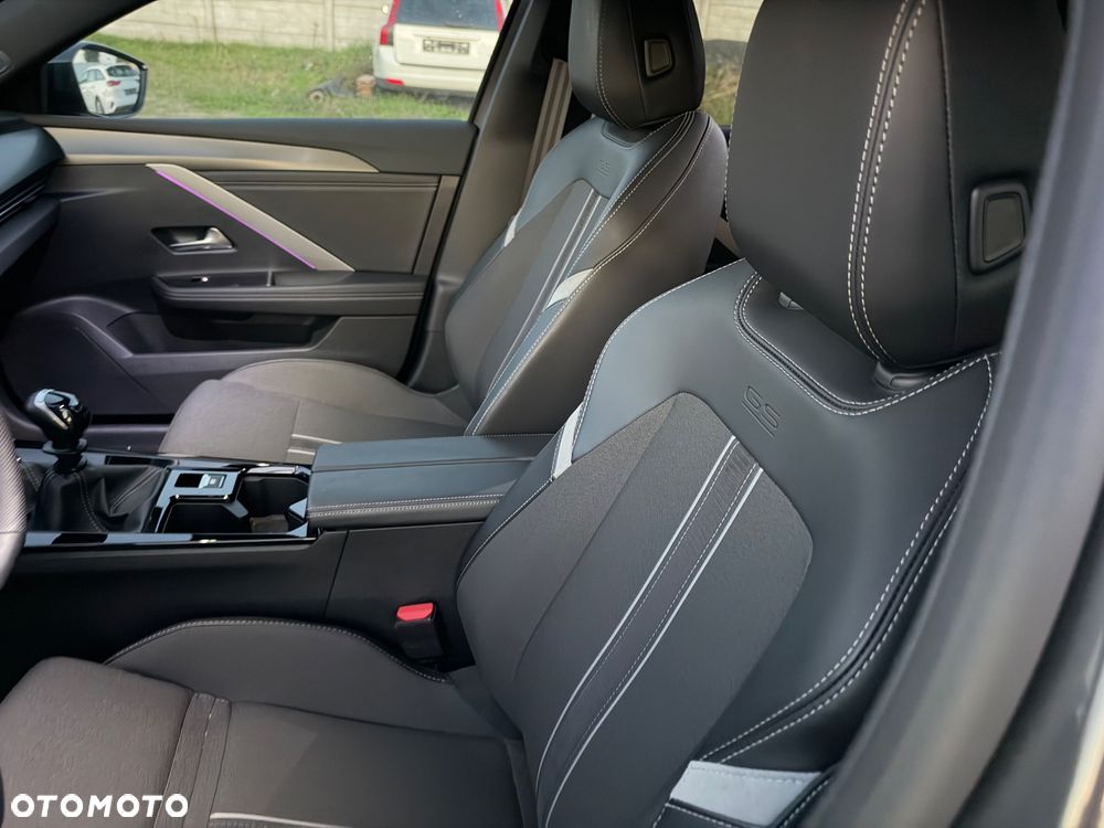Opel Astra 1.2 Turbo GS - 26