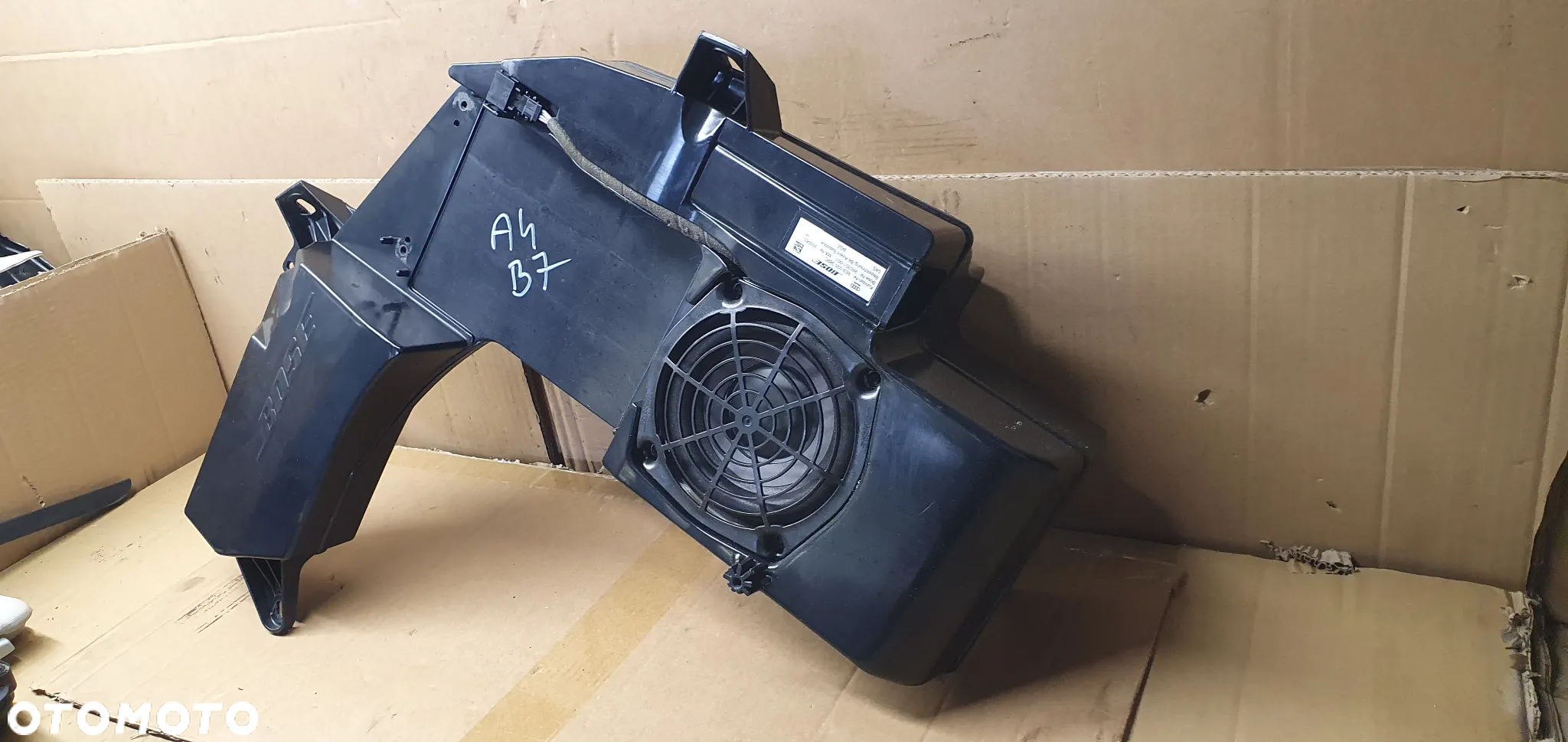 Głośnik subwoofer BOSE Audi A4 B7 8E9035382C - 3