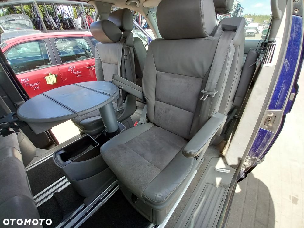 VW TRANSPORTER T5 MULTIVAN KOMPLETNA PRZEKŁADKA FOTELI DYWANÓW PODSUFITKI BOCZKI SŁUPKI NA MULTIVAN KOMPLET Z STOLIKIEM I ROLETĄ SKÓRA ALCANTARA - 15
