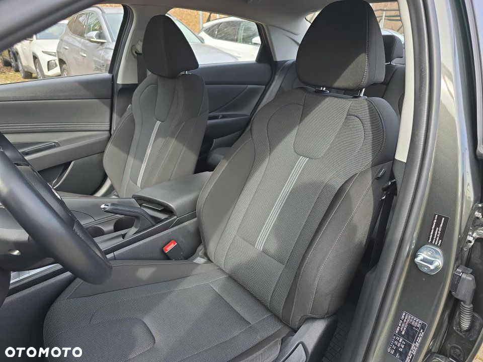 Hyundai Elantra - 12