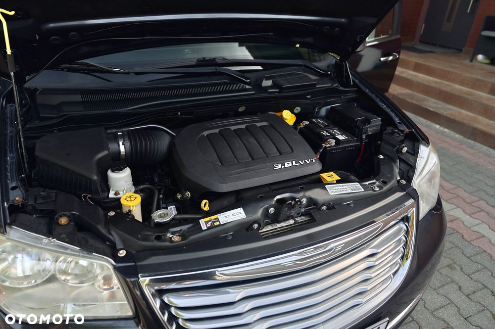 Chrysler Town & Country 3.6 Limited - 26