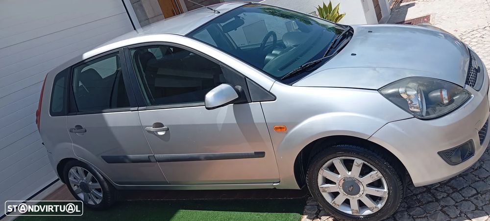 Ford Fiesta 1.25 Ghia - 10