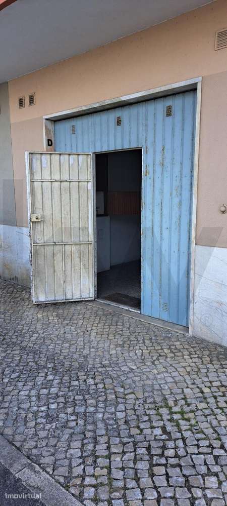 Armazém / Box no Cacém – Pé Direito Generoso e Próximo da Estação - Grande imagem: 4/8