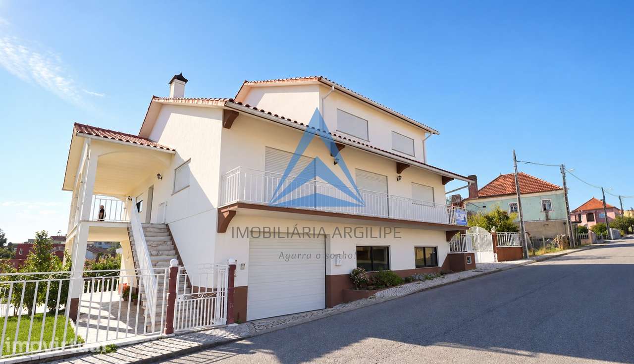 Moradia T6, de 3 Pisos com Garagem e Terreno em Vermoil, Pombal