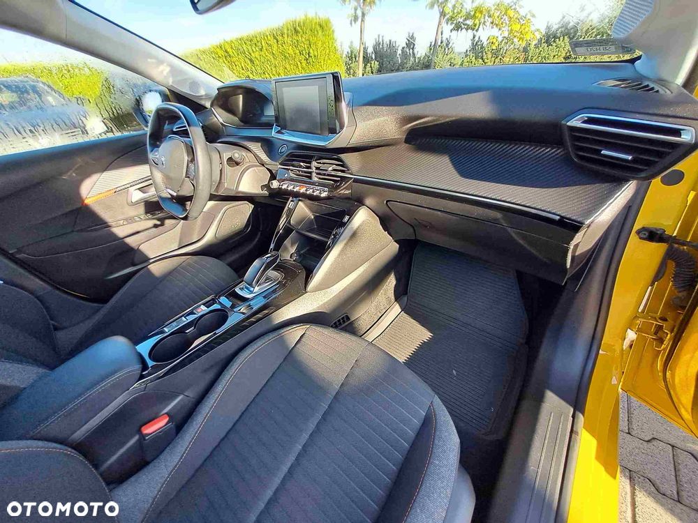 Peugeot 208 - 12