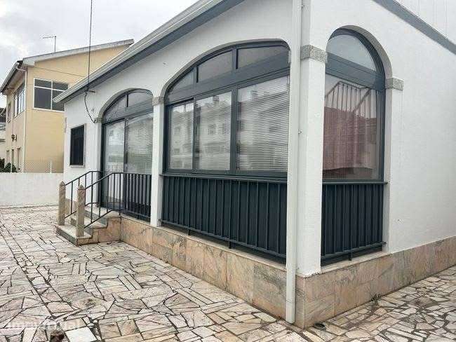 Moradia T3+1 toda remodelada inserida em 320m2 - Grande imagem: 5/11