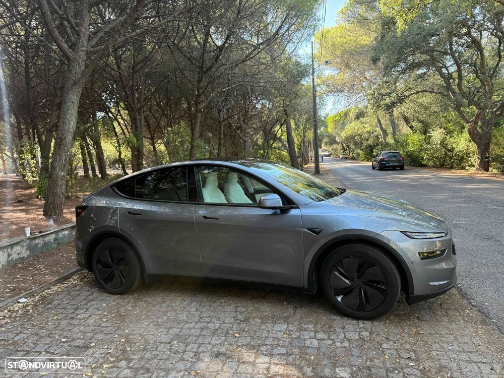 Tesla Model Y - 7