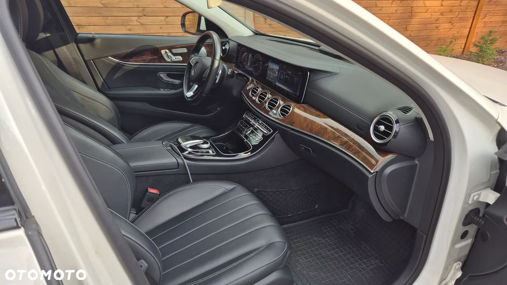 Mercedes-Benz Klasa E 400 4Matic 9G-TRONIC Exclusive - 16