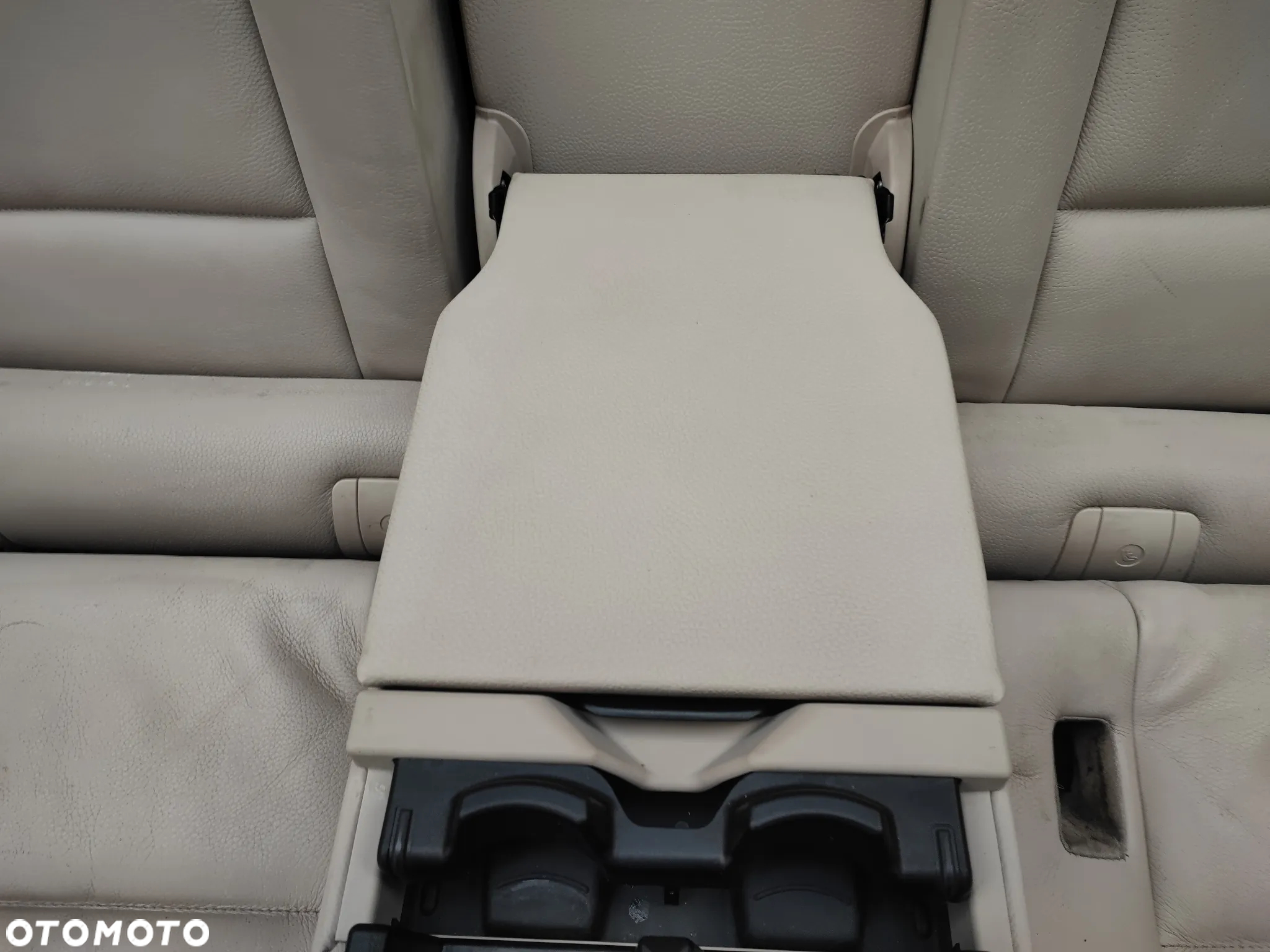 BMW F11 / F11N ORYGINALNA KANAPA TYŁ W KOLORZE DAKOTA OYSTER / BEŻOWA + PODŁOKIETNIK O NR. 7 254 260 OEM W DOBRYM STANIE - 19