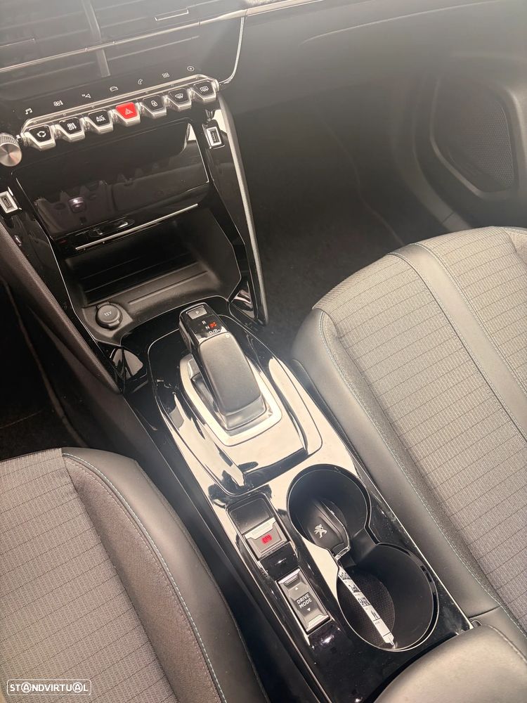 Peugeot e-2008 Allure - 12