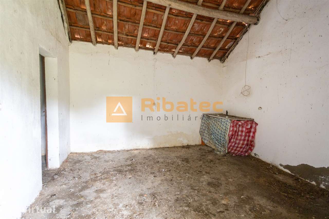 Moradia para remodelar no Couço - Grande imagem: 3/21