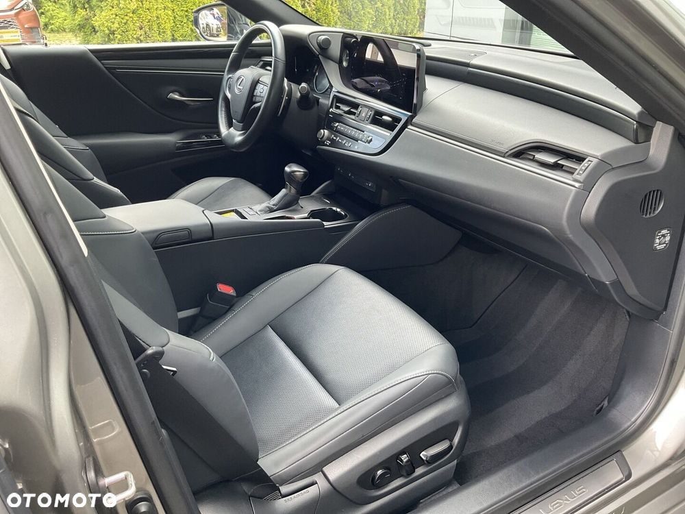 Lexus ES 300h Business Edition - 17