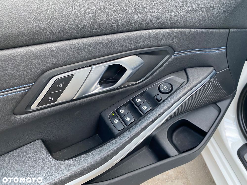 BMW Seria 3 318i M Sport - 24