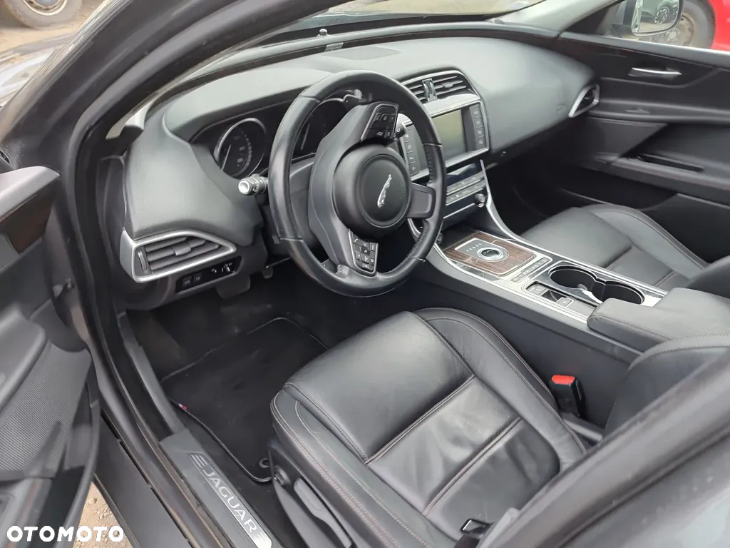 Jaguar XE 20d Prestige - 13