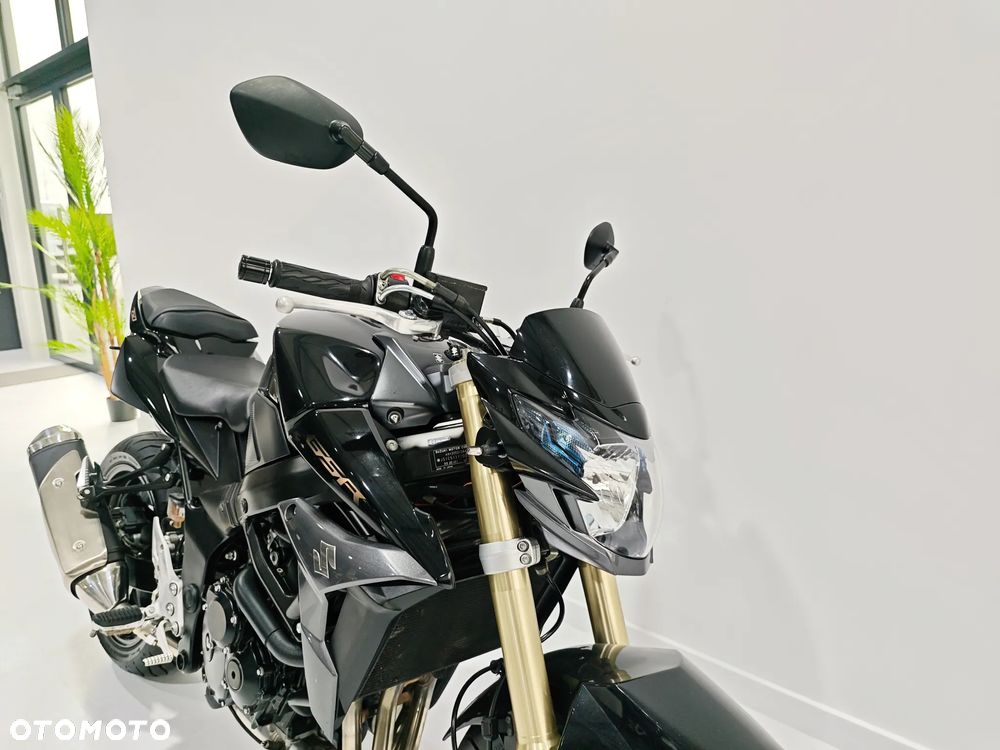Suzuki GSR - 7