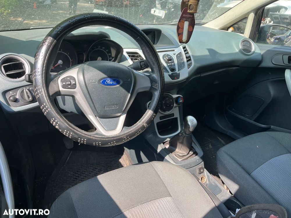 Dezmembrez Ford Fiesta MK6 2012 albastru 1,3 benzina 60KW SNJB - 8