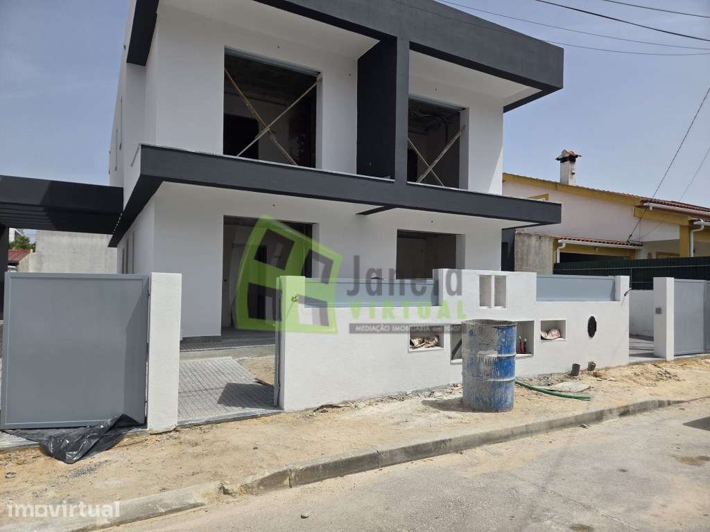 Moradia Geminada T3 em Construção | 2 Suites | Fernão Ferro - Grande imagem: 5/6