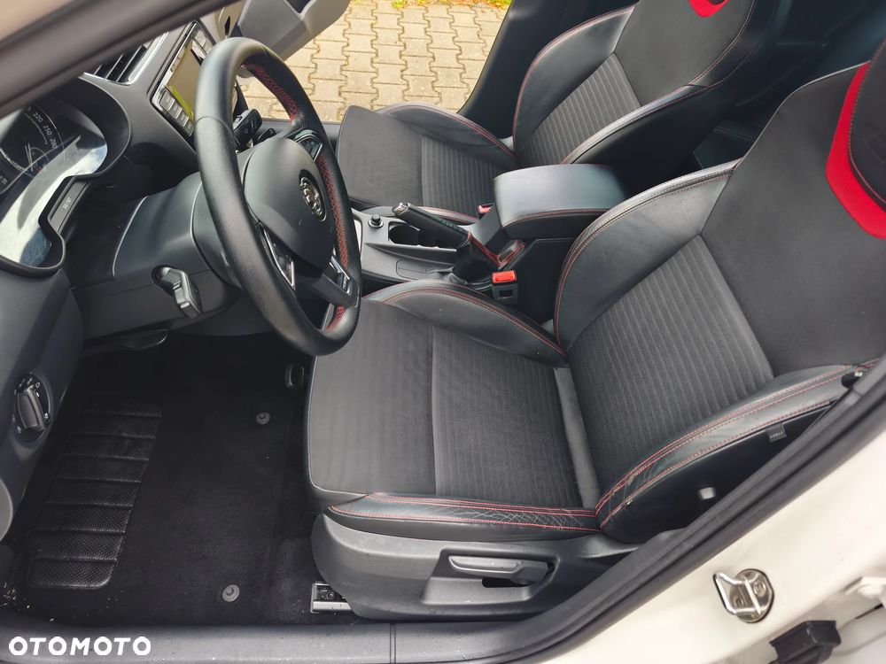 Skoda Octavia 2.0 TDI DSG RS - 12