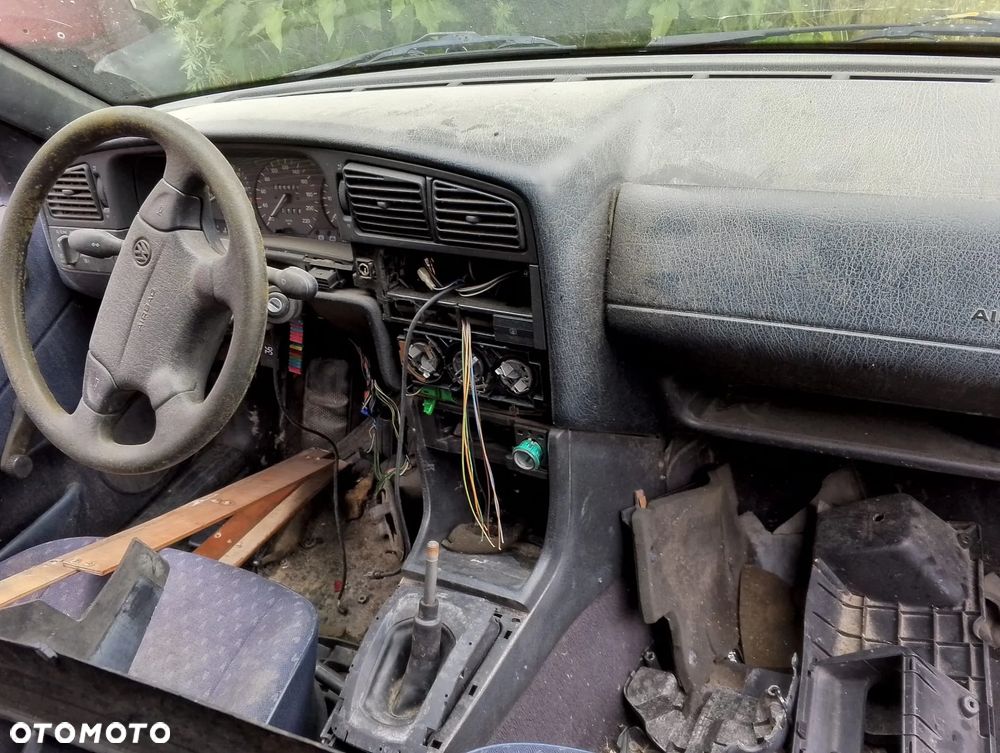 Volkswagen Passat B4 (93-97r.) 1.9TDI 89KM. Silnik 1Z Skrzynia CTN lakier LY3D . Cały na części. GWARANCJA !!! Przód Tył Zestaw Komplet Drzwi Klapa Zderzak Błotnik Maska Grill Atrapa Szyba Pas Lampa Lusterko Boczki Fotel Kanapa Kokpit Deska Rozdzielcza Przełącznik Włącznik Sterownik Przewody Wiązka Instalacja Moduł Komputer Czujnik Listwa Pompa Alternator Wtryski Głowica Rozrusznik Kompresor Sprzęgło Dwumas Silnik Skrzynia ABS Klimatyzacji Paliwa Wspomagania Kolektor Turbina Przepustnica Zawór Chłodnica Koło Hak Belka Sanki Zawieszenie Mcpherson Półoś Amortyzator Wydech Tłumik Zacisk Most - 7