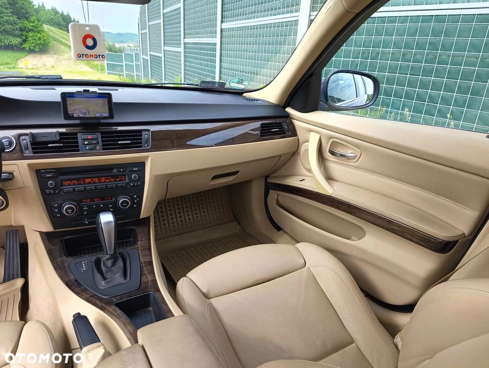 BMW Seria 3 320d xDrive DPF Touring Edition Exclusive - 25