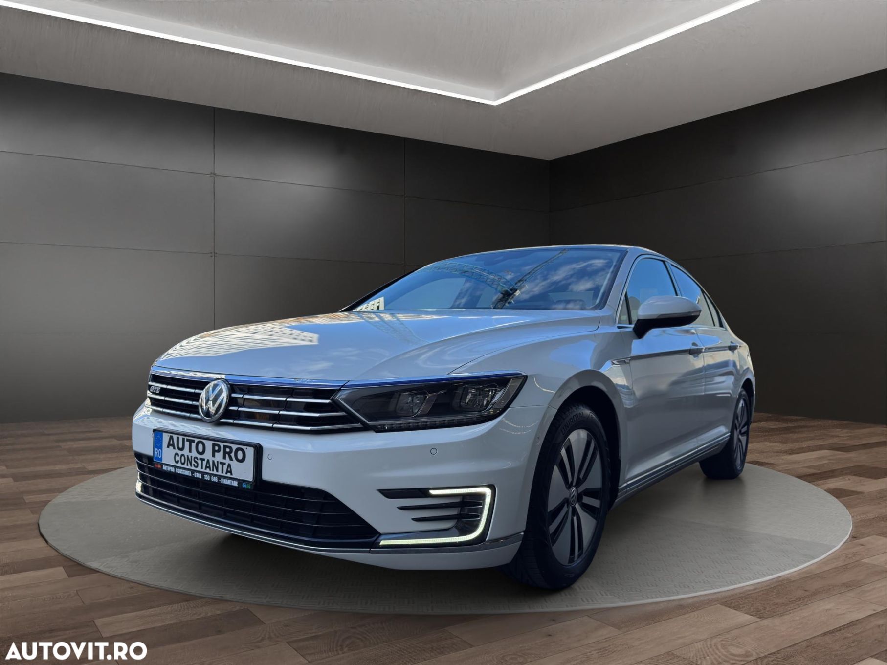 Volkswagen Passat - 1