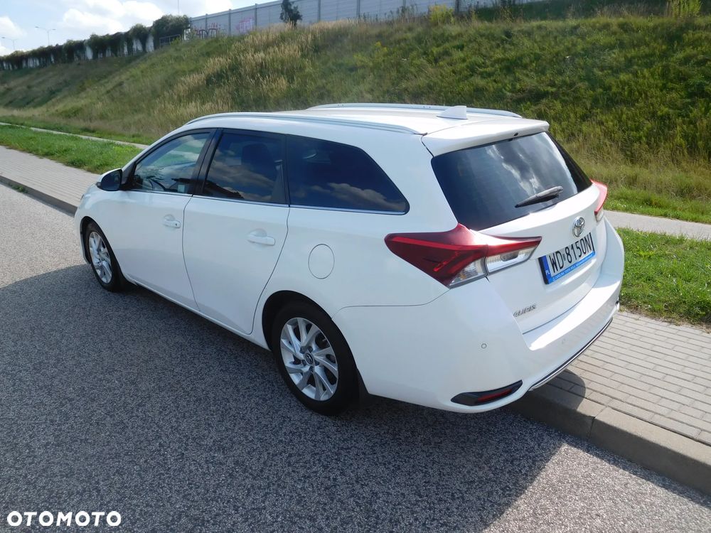 Toyota Auris 1.6 D-4D Premium - 4