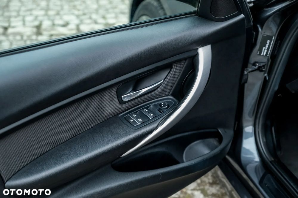 BMW Seria 3 318d Luxury Line - 15