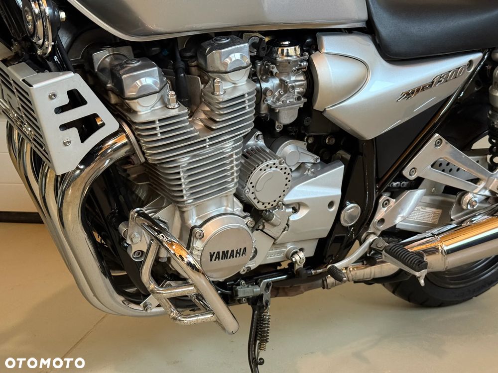 Yamaha XJR - 10