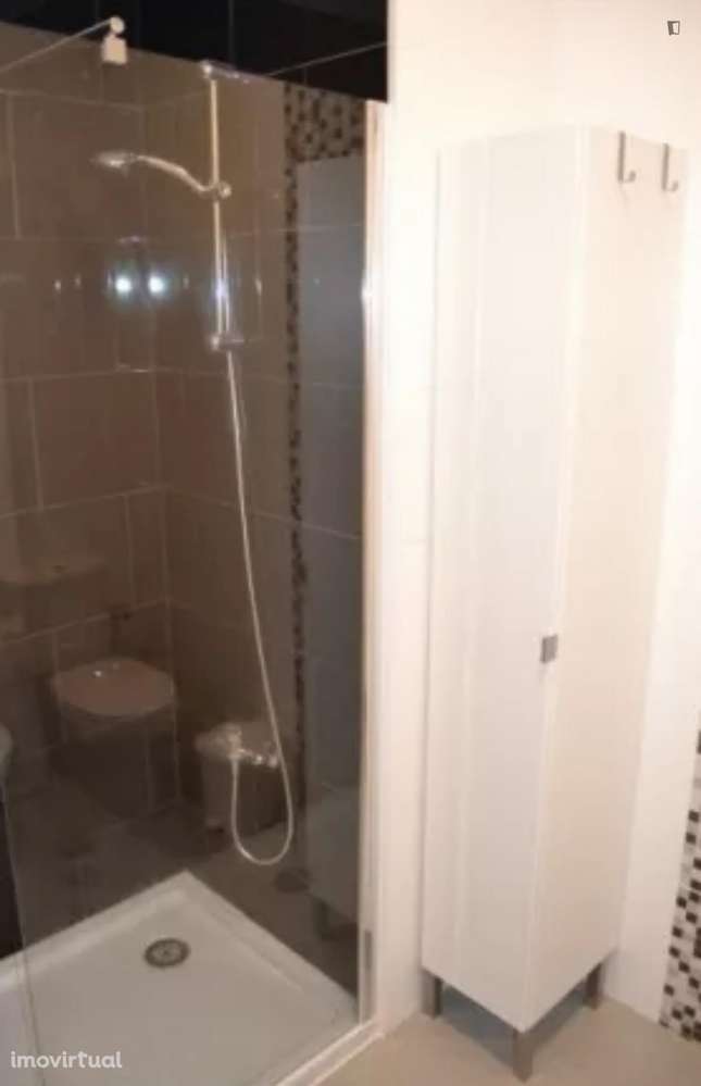 Quarto - localizado em Baixa Coimbra - Grande imagem: 5/9