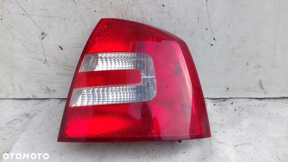 LAMPA PRAWY TYŁ TYLNA 1Z5945096A SKODA OCTAVIA II 2 HB 04-08 - 1