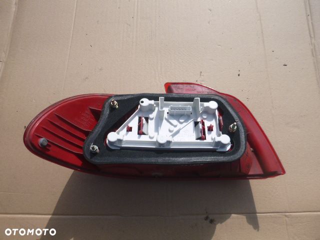 LAMPA PRAWY TYŁ PRAWA TYLNA TOYOTA AVENSIS I T22 SEDAN - 9