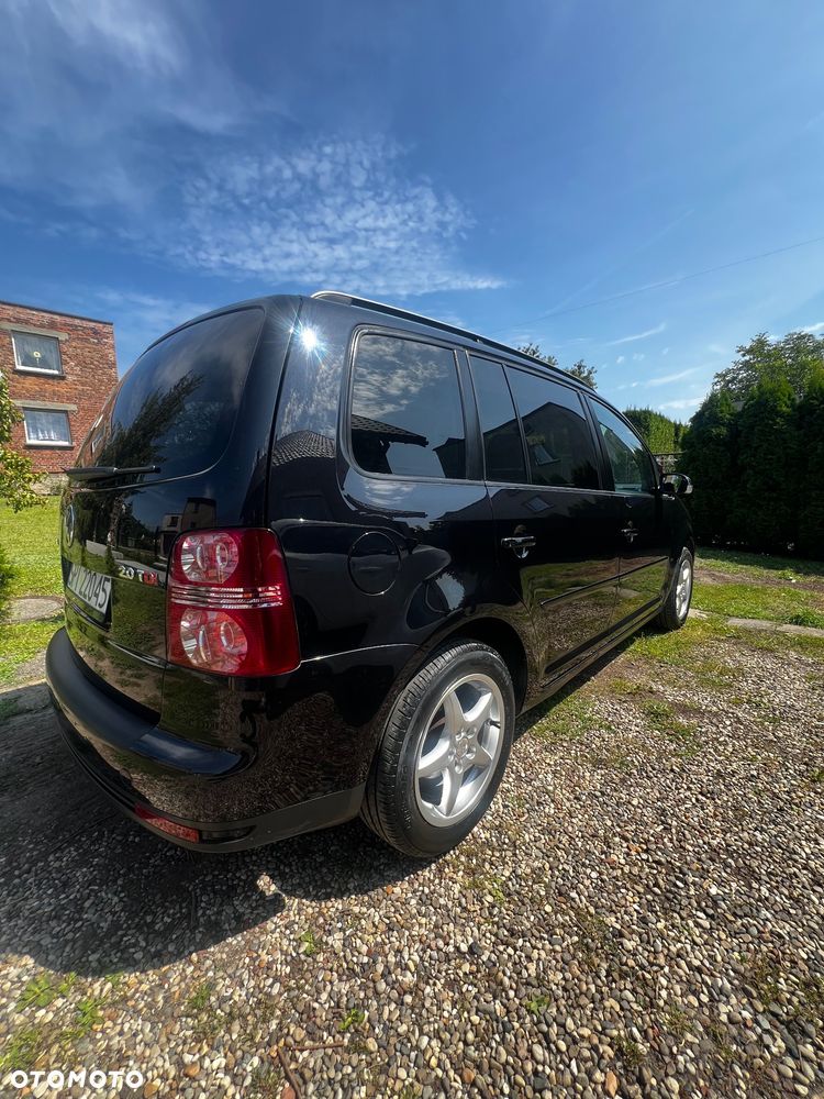 Volkswagen Touran - 10