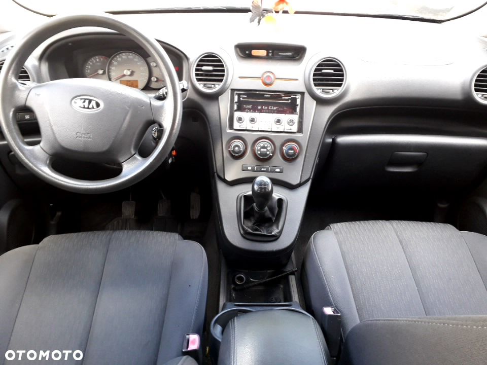 Kia Carens - 38