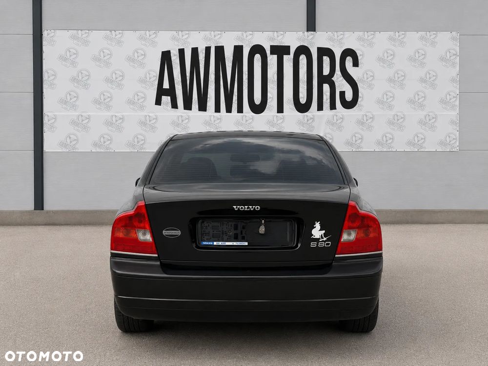 VOLVO S80 2001 *SAMOCHÓD NA CZĘŚCI* 5688 BLACK SOLID (STONE)  MASKA, LAMPA, DRZWI, LUSTERKO, ZDERZAK, GRILL, BŁOTNIK, KLAPA, BELKA, DESKA, FOTELE, KANAPA, ĆWIARTKA KIEROWNICA, TARCZE, ZACISKI, ZAWIESZENIE, KOMPLETNY PRZÓD, KOMPLETNY TYŁ, LICZNIK, ZEGARY, PRAWE LEWE PRZÓD TYŁ - 3