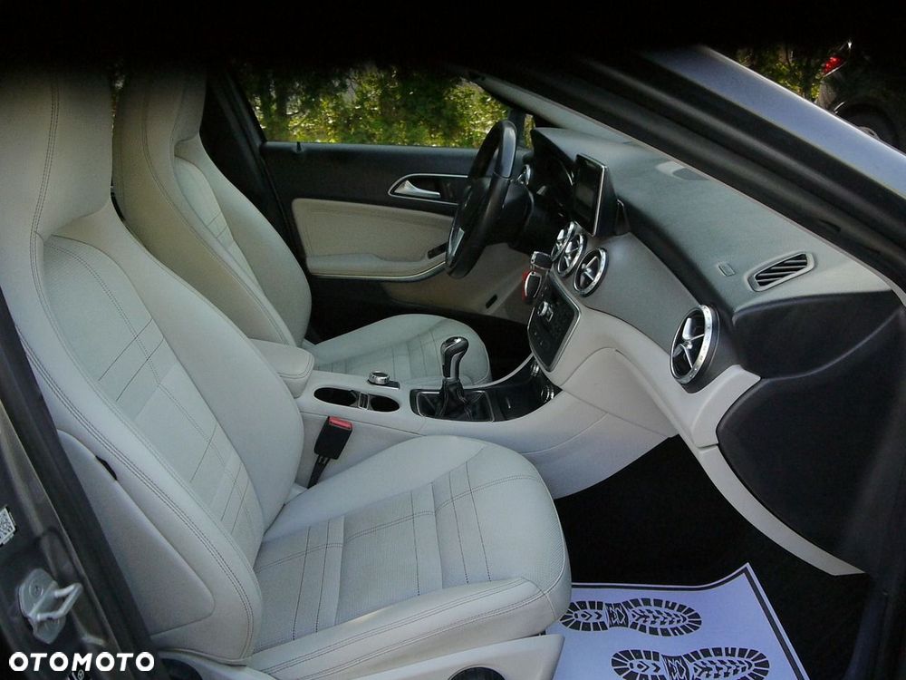 Mercedes-Benz GLA 200 UrbanStyle Edition - 24