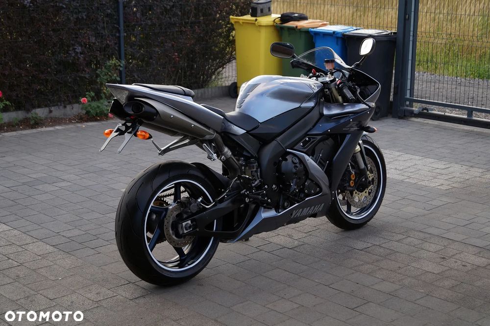 Yamaha R1 - 11
