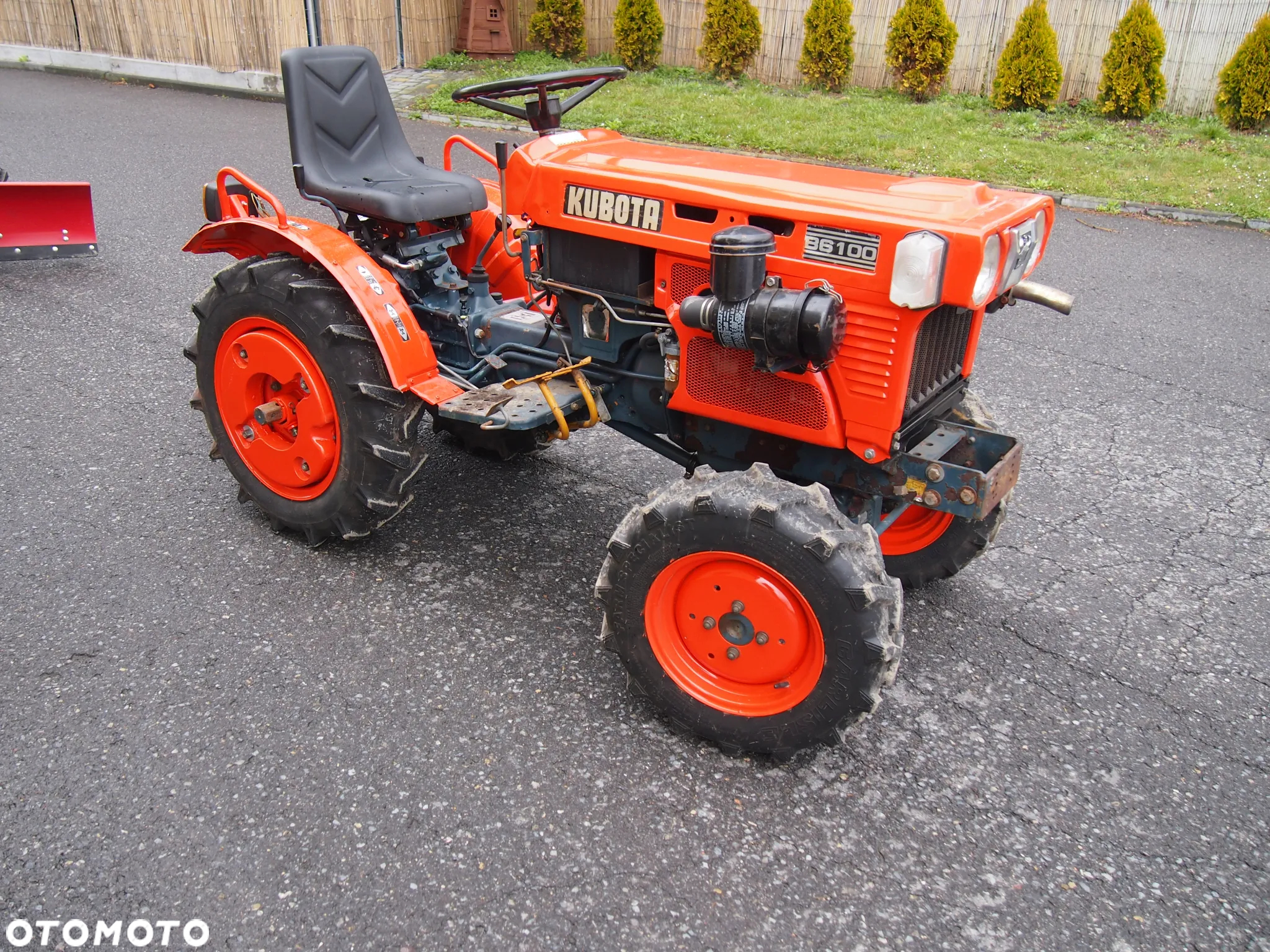 Traktor Kubota B6100 15KM 4x4 - 2