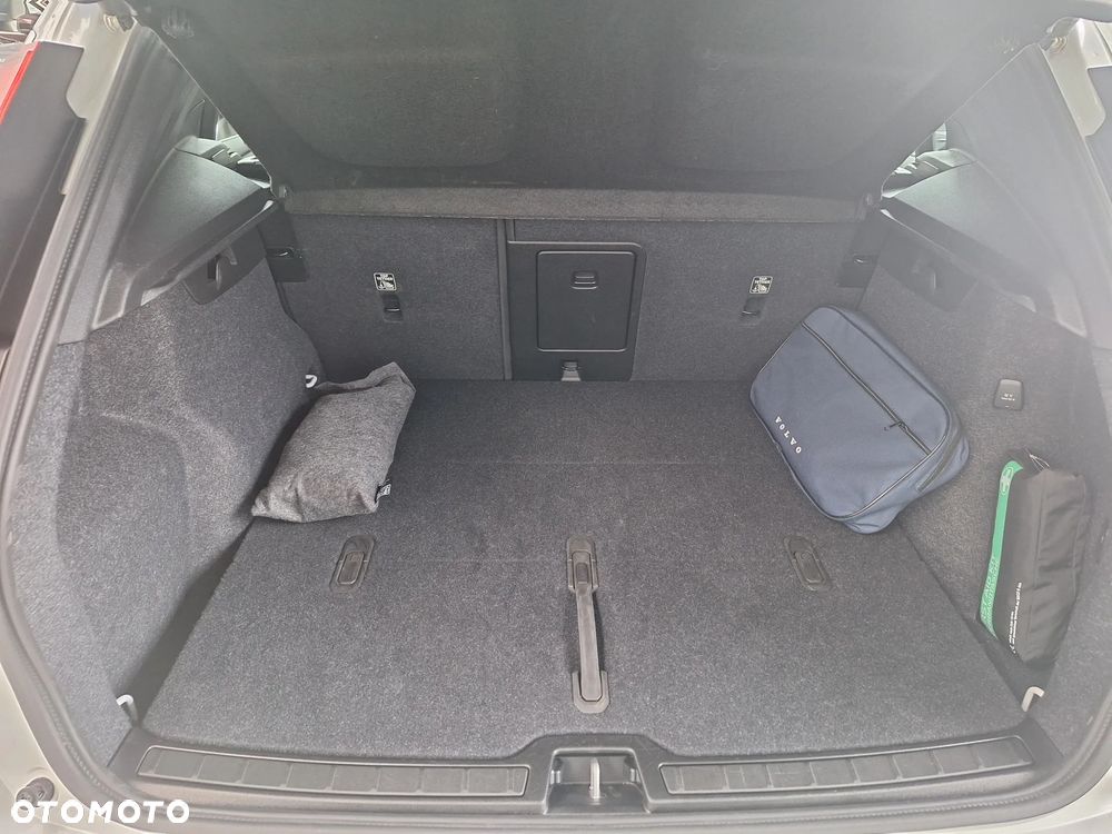 Volvo XC 40 B3 Plus Dark - 24