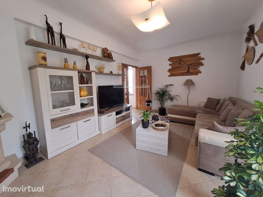 Moradia geminada T3, arquitetura tradicional com garagem e logradou... - Grande imagem: 2/31