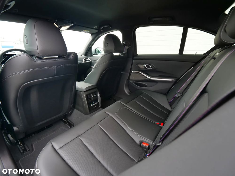 BMW Seria 3 330i xDrive M Sport sport - 30