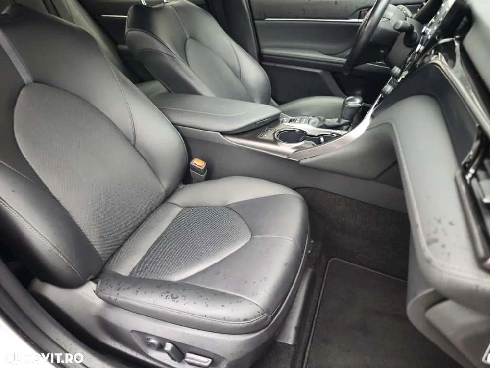 Toyota Camry 2.5 Hybrid Business - 17