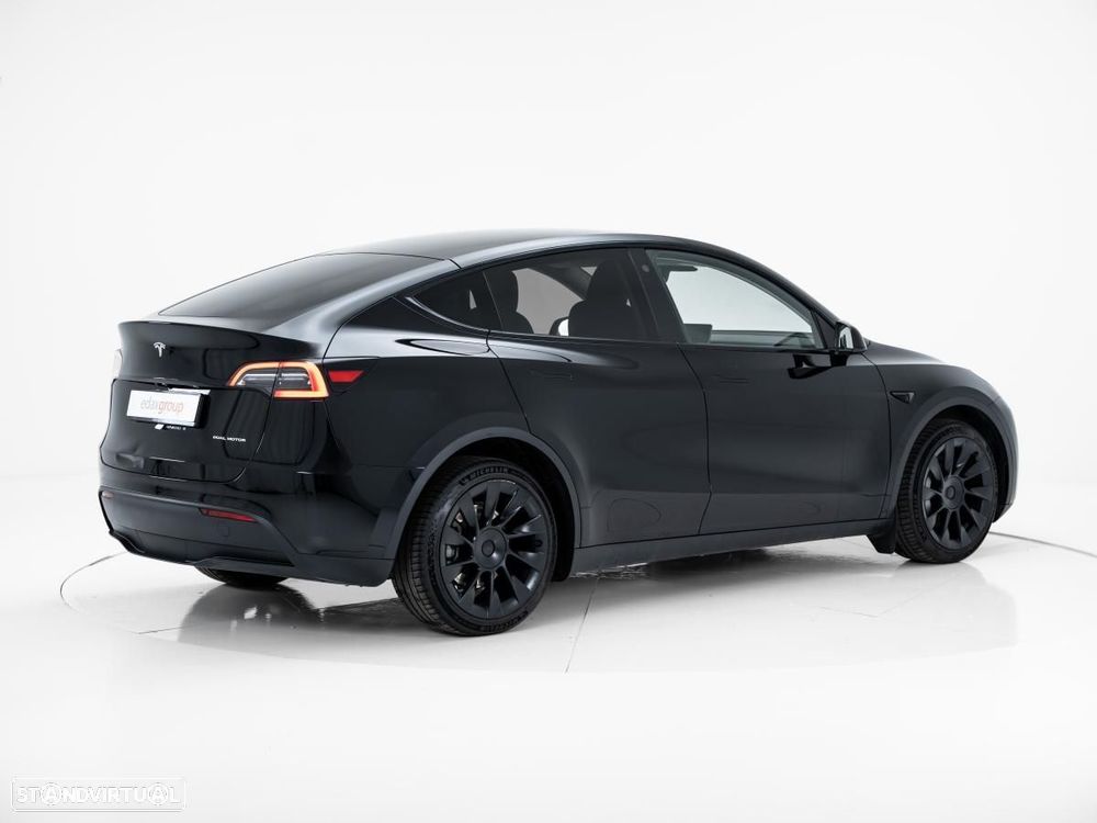 Tesla Model Y Long Range Dual Motor AWD — fotografia 3