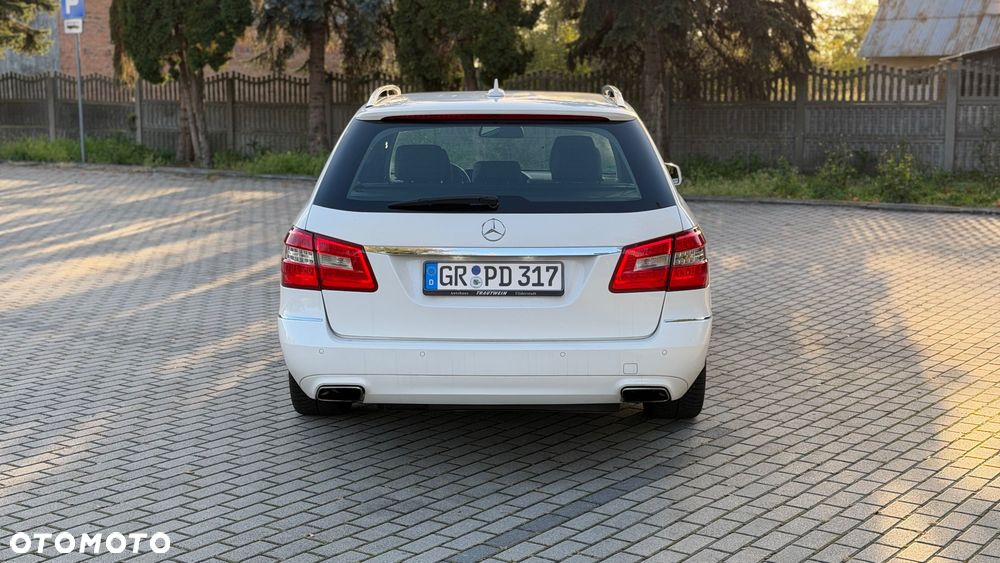 Mercedes-Benz E-Class 2012 photo 4