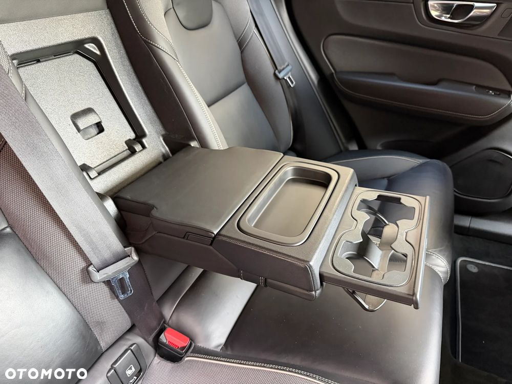 Volvo XC 60 B4 D AWD R-Design - 40