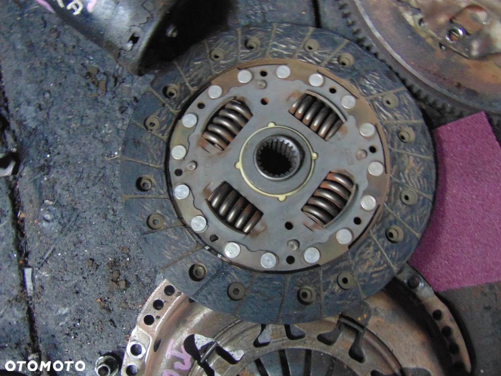 Docisk sprzegła+tarcza toyota corolla e12 1,4 16 v