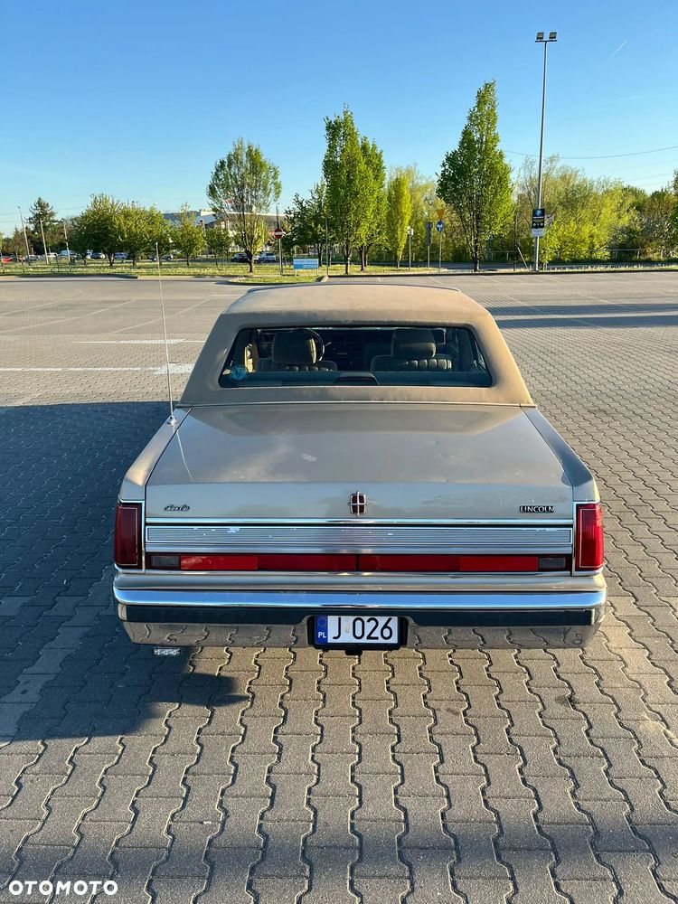 Lincoln Town Car - 8
