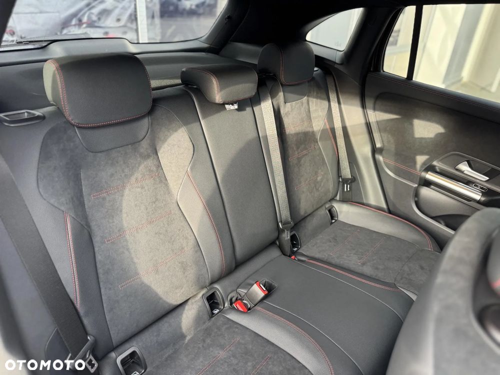 Mercedes-Benz GLA 200 AMG Line - 13