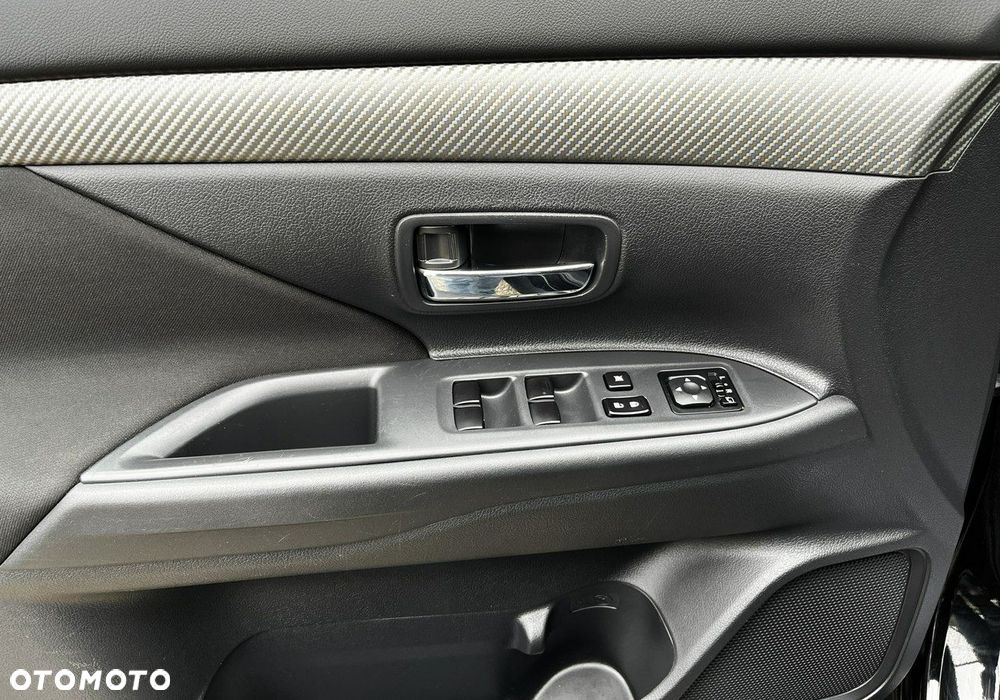 Mitsubishi Outlander 2.0 Instyle + 4WD CVT - 29