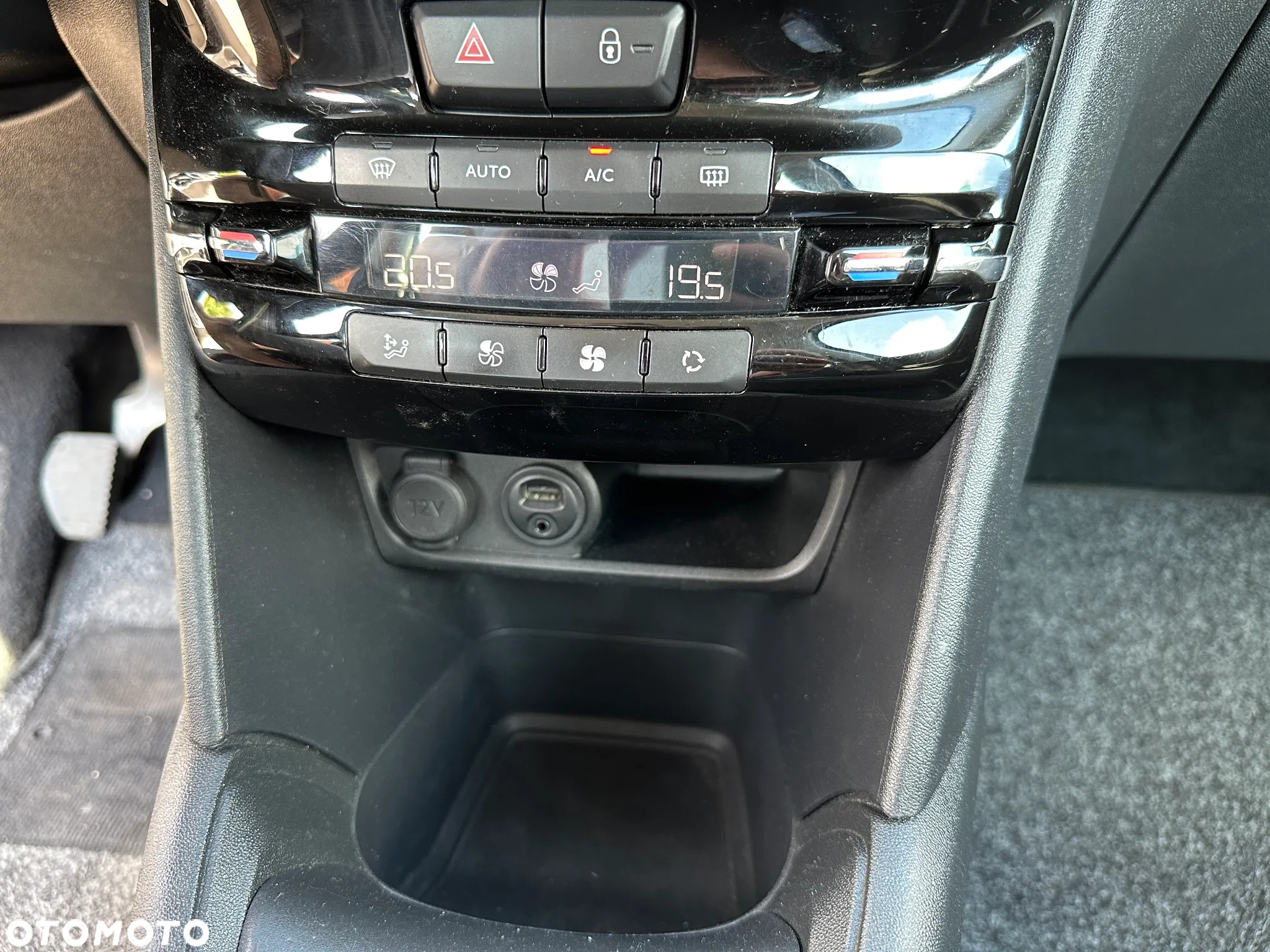 Peugeot 208 - 14